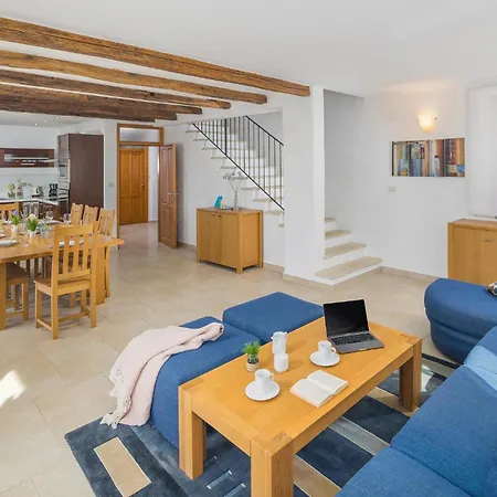 4 Bedroom Gorgeous In Baredine