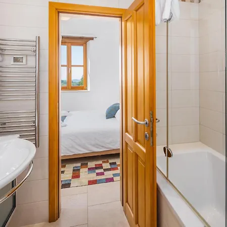 4 Bedroom Gorgeous In Baredine *