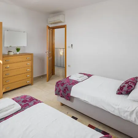 Holiday home 4 Bedroom Gorgeous In Baredine