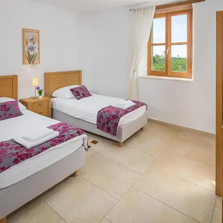 4 Bedroom Gorgeous In Baredine Сasa de vacaciones *