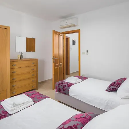4 Bedroom Gorgeous In Baredine Holiday home
