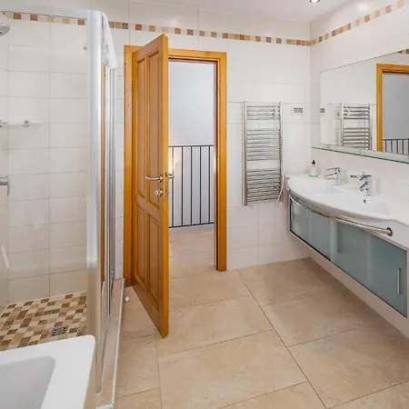 4 Bedroom Gorgeous In Baredine Holiday home Donje Baredine