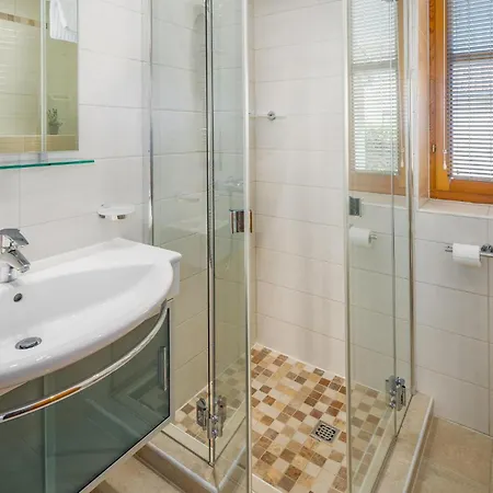 Holiday home 4 Bedroom Gorgeous In Baredine Donje Baredine