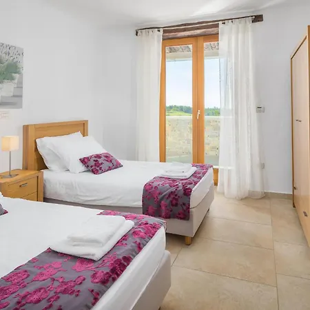 4 Bedroom Gorgeous In Baredine Holiday home