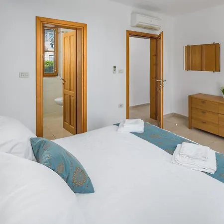 4 Bedroom Gorgeous In Baredine Holiday home