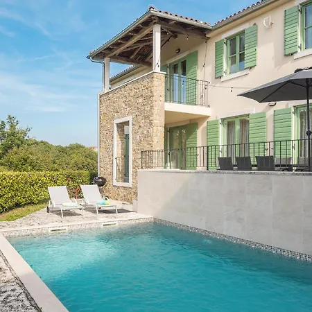 4 Bedroom Gorgeous In Baredine Holiday home *