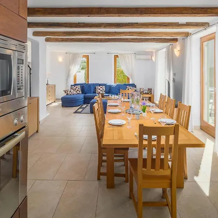 Сasa de vacaciones 4 Bedroom Gorgeous In Baredine Donje Baredine