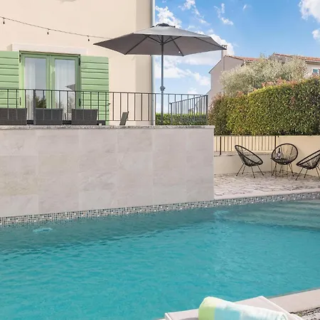 4 Bedroom Gorgeous In Baredine Holiday home