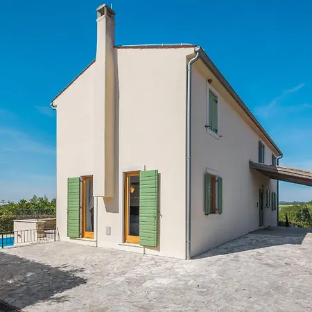 4 Bedroom Gorgeous In Baredine Holiday home *