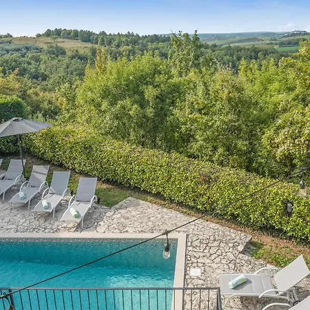 4 Bedroom Gorgeous In Baredine Сasa de vacaciones *