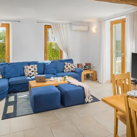 4 Bedroom Gorgeous Home In Baredine