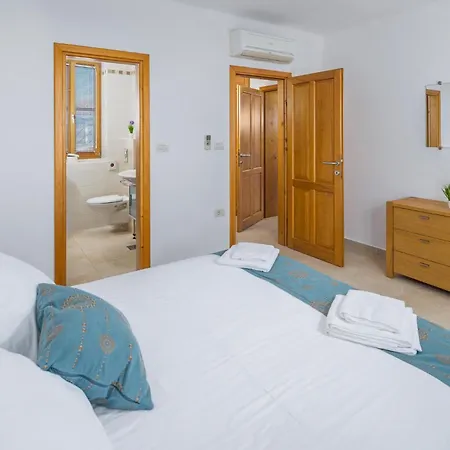 Holiday home 4 Bedroom Gorgeous In Baredine