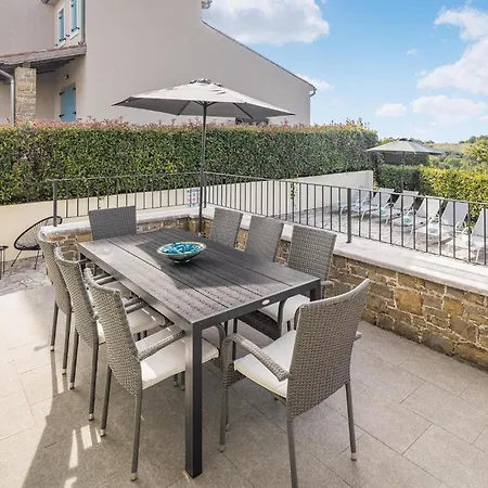 4 Bedroom Gorgeous In Baredine * Donje Baredine