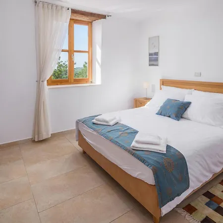 4 Bedroom Gorgeous Home In Baredine