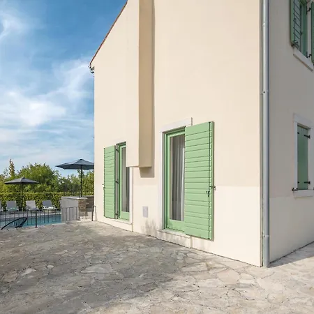 4 Bedroom Gorgeous Home In Baredine
