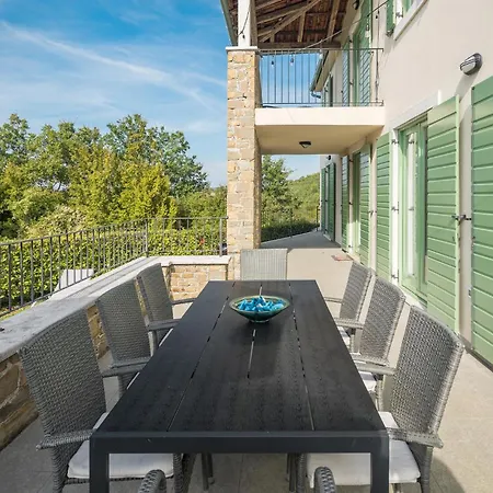 4 Bedroom Gorgeous Home In Baredine *