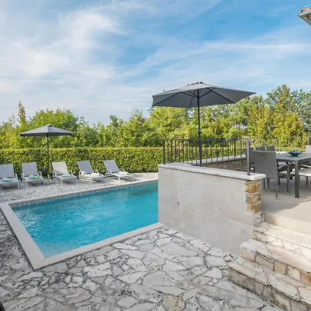 4 Bedroom Gorgeous Home In Baredine * Donje Baredine