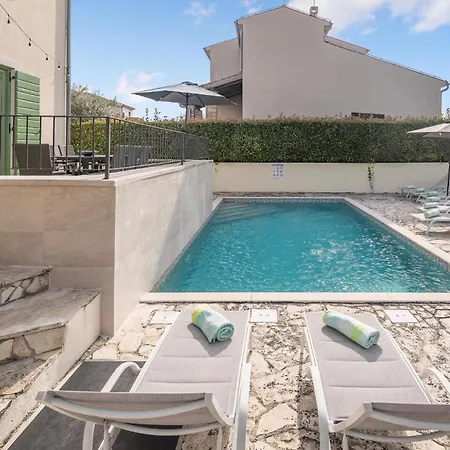 4 Bedroom Gorgeous In Baredine